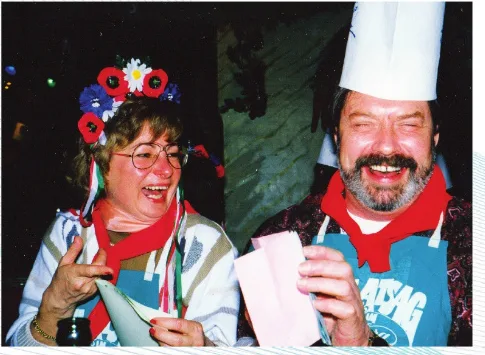Ausgelassene Stimmung mit Kochmütze und Blumenkranz