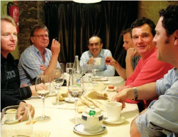 Gesellige Tischrunde beim Abendessen in Bilbao