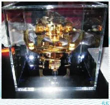Der goldene Whip-Mix-Artikulator in einer Vitrine