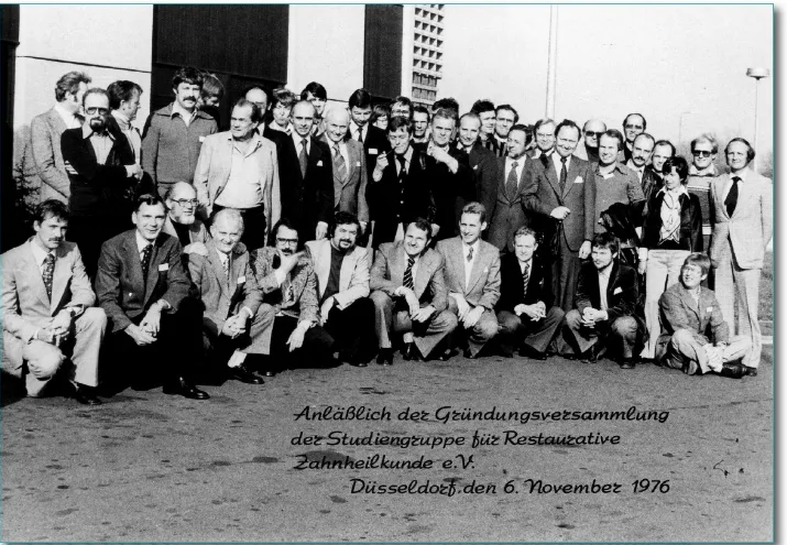 Schwarz-weißes Gruppenfoto der Gründungsversammlung 1976