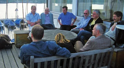 Die Gruppe auf der Terrasse des Norddeutschen Regatta Vereins