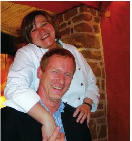 Sterneköchin Léa Linster mit einem Mitglied der Gruppe