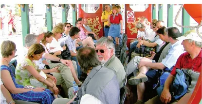Die Reisegruppe auf einem Boot in Peking