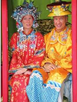 Zwei Reisende im chinesischen Kaiserkostüm