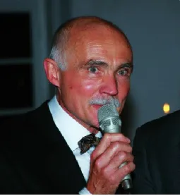 Porträt von Ludger Hanfland am Mikrofon