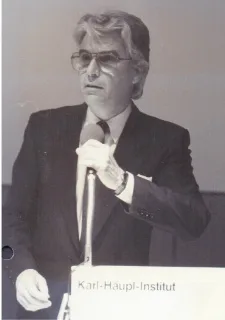 Prof. Renggli am Rednerpult des Karl-Häupl-Instituts